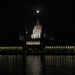 Parlamentre szúrt Hold
