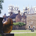 210 London  Henry Moore szobor a Westminsterrel