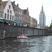 A csatorna háttérben a Brugge-i Notre-Dame