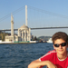 Isztambul, hajókiránduláson, háttérben a Boszporusz-híd