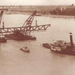 Két úszódaru Szabadság-híd 120 t-ás elemével 1946-ban.